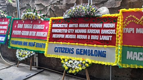 Jelang Putusan Sengketa Pilpres, Karangan Bunga Bernada Sindiran Muncul di MK