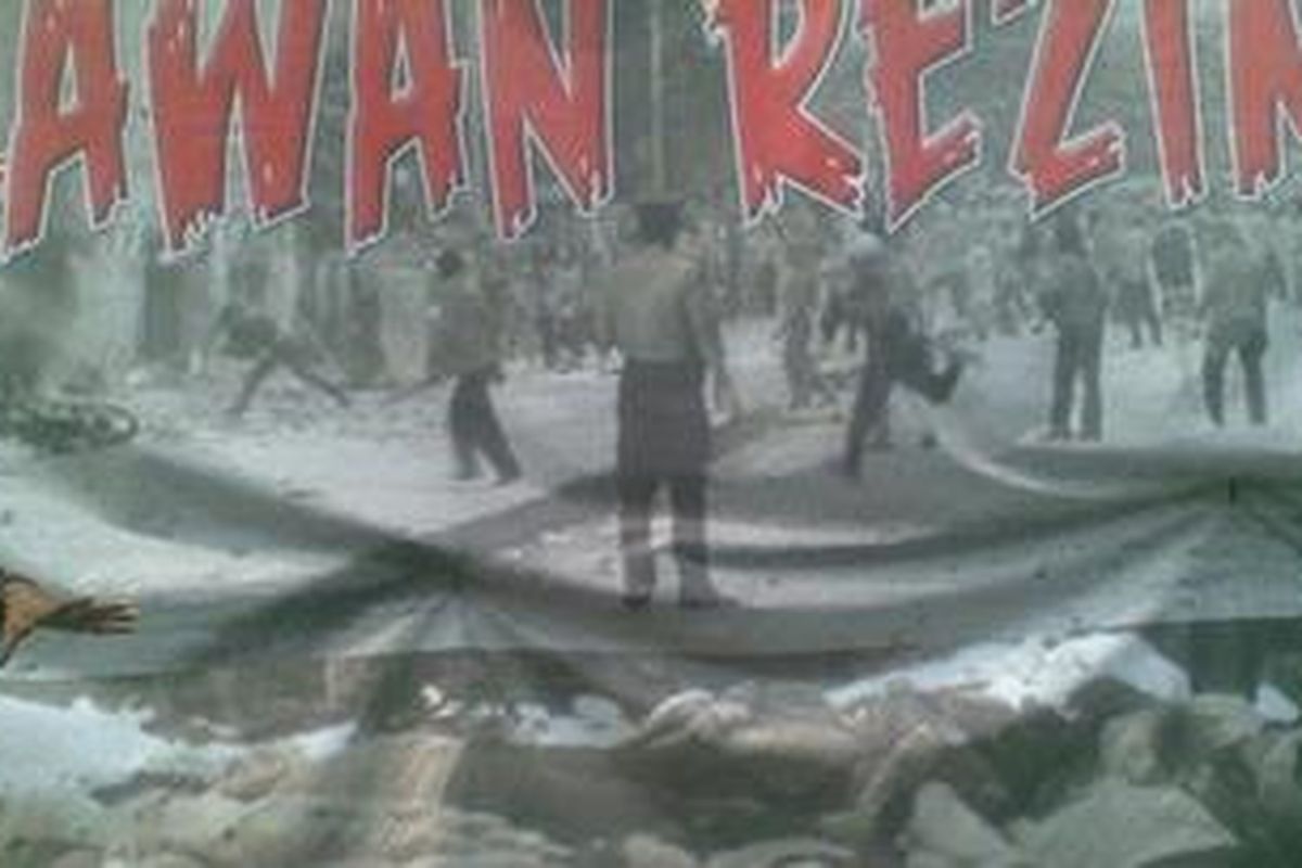 Sebuah poster bergambar SBY berseragam militer dengan latar belakang foto peristiwa 27 Juli 1996 dibakar massa Koalisi Anti Rezim SBY-Boediono di Jalan Diponegoro, Jakarta Pusat, Rabu (27/7/2011).