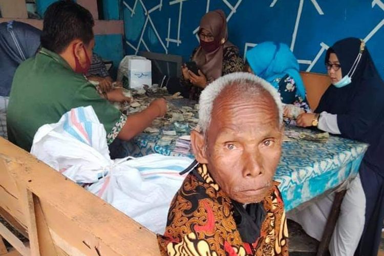 Kakek tunarungu Biok (81) ternyata memiliki berkarung-karung uang yang disimpan di rumahnya. Setelah dihitung selama 2 hari oleh 12 orang terkumpul Rp 177,6 juta. Uang itu oleh kerabatnya akan dibangunkan rumah. 
