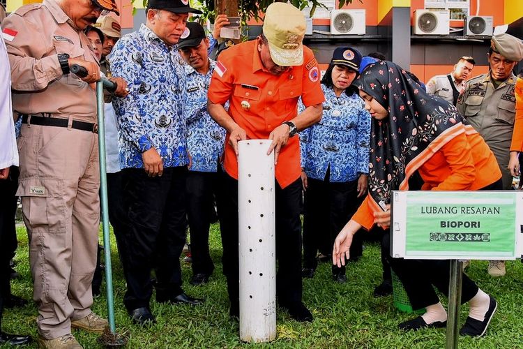 Gubernur Sumut Edy Rahmayadi menanam satu pipa biopori di halaman kantor BPBD, Jumat (17/1/2020)