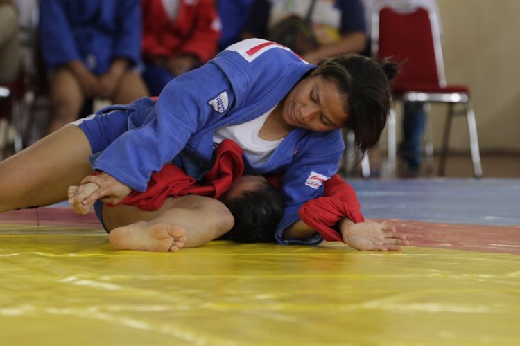 Atlet Sambo asal Jawa Tengah, Maria M Ince (biru) bertarung melawan atlet Sambo Sumatera Selatan Rachma  Fressya Effianta (merah) dalam Kejuaraan Nasional Sambo 2019 di Ciloto, Cianjur, Jawa Barat, Sabtu (26/1/2019). 