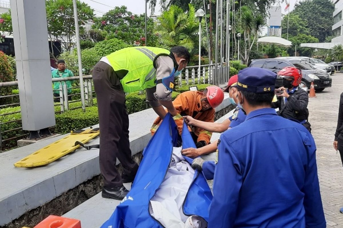 Jenazah akibat kecelakaan terjadi antar dua busway Transjakarta di Halte Cawang-Ciliwung, Jakarta Timur, Senin (25/10/2021) pagi.