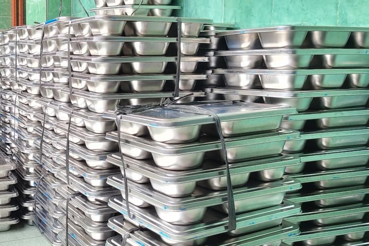 Ilustrasi wadah makanan atau food tray program makan bergizi gratis.