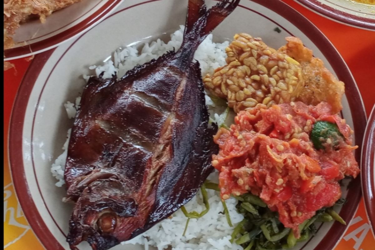 Menu sambel ikan dorang asap di warung makan Sambel Megilan, Kota Malang, Jawa Timur. 