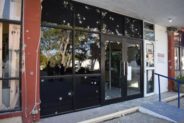 Foto yang memperlihatkan bangunan berlubang terkena peluru di Villa Union, pasca-baku tembak antara kartel narkoba dengan polisi di kota kawasan utara Meksiko, dekat dengan perbatasan AS, pada 1 Desember 2019.