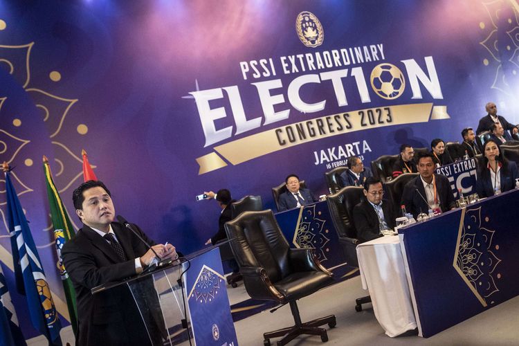 Ketua Umum PSSI terpilih Erick Thohir menyampaikan pidato dalam Kongres Luar Biasa Persatuan Sepak Bola Seluruh Indonesia (KLB PSSI) 2023 di Jakarta, Kamis (16/2/2023). Dalam kongres tersebut Erick Thohir resmi terpilih sebagai Ketua Umum PSSI, sementara Zainudin Amali dan Ratu Tisha terpilih sebagai Wakil Ketua Umum PSSI untuk kepengurusan PSSI periode 2023-2027.