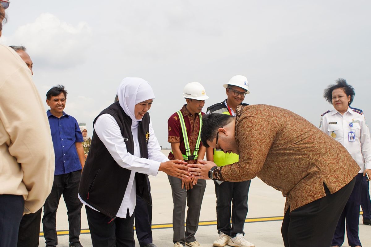 Pertemuan antara Bupati Kediri dan Gubernur Jatim dalam pengecekan pengoperasian Bandara Dhoho Kediri.