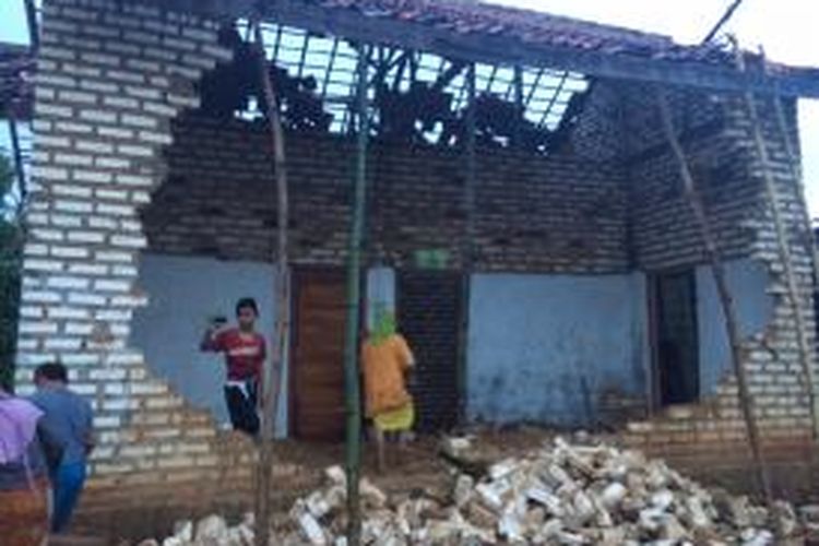 Rumah Muhammad Tarib di Desa Grujugan, temboknya ambruk setelah diterjang puting beliung, Kamis (16/2/2015).