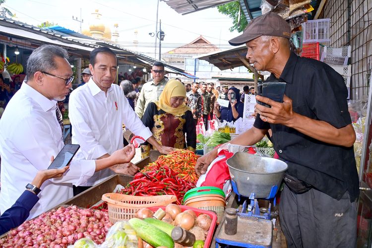 Presiden Joko Widodo saat meninjau Pasar Rogojampi Banyuwangi 