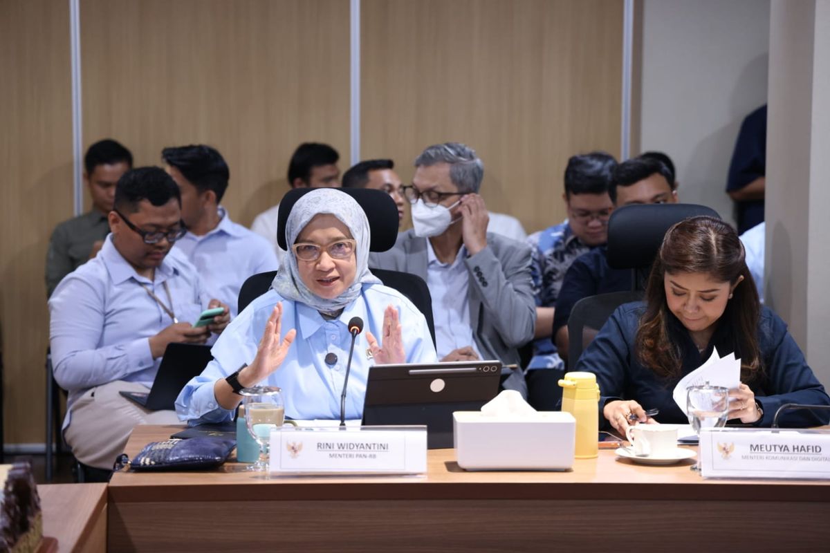 Menteri PANRB Rini Widyantini dalam Rapat KPTDP di Jakarta menekankan pentingnya sinergi lintas instansi untuk mempercepat transformasi digital dan integrasi layanan publik nasional.