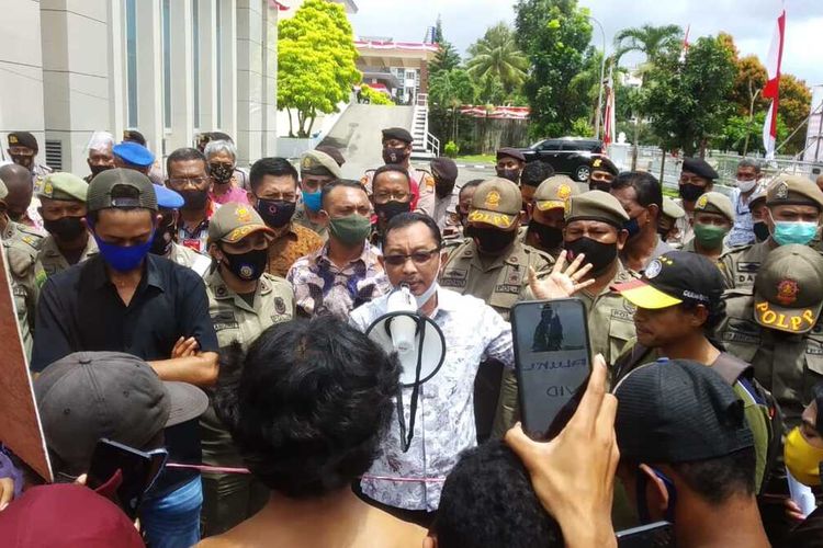 Wakil Gubernur Maluku Barnabas Orno menyampaikan permohonan maaf kepada seluruh masyarakat Maluku terkait aksi joget para pejabat dan anggota DPRD Maluku yang vmenjadi sorotan publik. permintaan maaf itu disampaikan Orno saat menemui para pendemo dari GMKI Cabang AMbon di halaman Kantor gubernur mlauku, Kamis (27/8/2020)