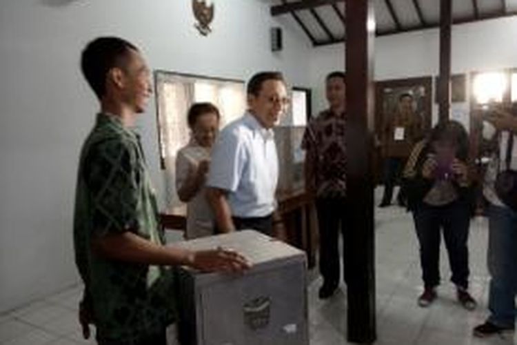 Boediono saat menggunakan hak pilihnya di  TPS 69 Desa Condongcatur Depok Sleman.