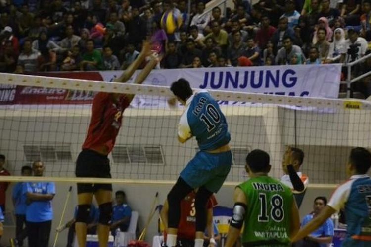 Tim voli putra Surabaya Bhayangkara Samator mengadang bola yang diberikan Jakarta BNI Taplus pada putaran pertama seri II di GOR PSCC, Palembang, Minggu (5/2/2017).