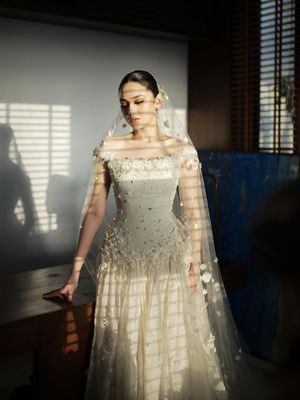Gaun pengantin Syifa Hadju tampil ringan dan romantis, dihiasi ribuan bunga handmade dengan detail yang dikerjakan satu per satu.