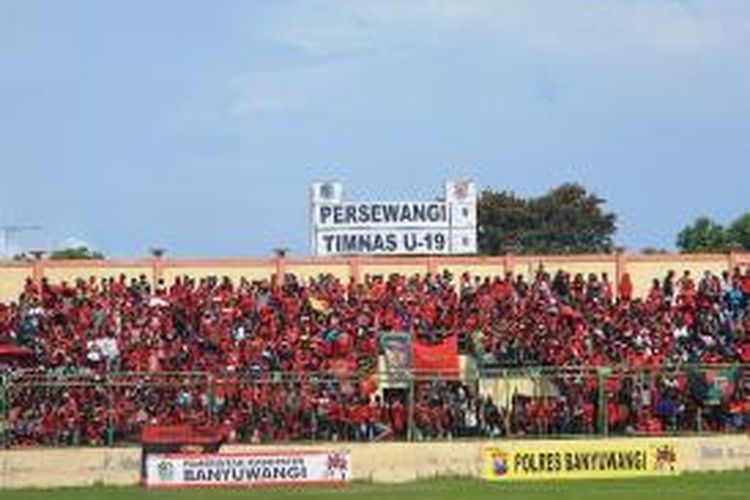 Pendukung Persewangi lawan Timnas U 19 di Stadion Diponegoro Banyuwangi Senin (03/03/2014)