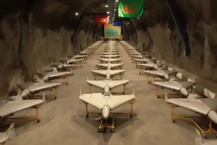 Bunker bawah tanah yang dipenuhi deretan drone Shahed milik Iran dipaemerkan oleh televisi Iran Fars setelah serangan AS dan Israel dalam operasi gabungan pada Sabtu (28/2/2026).