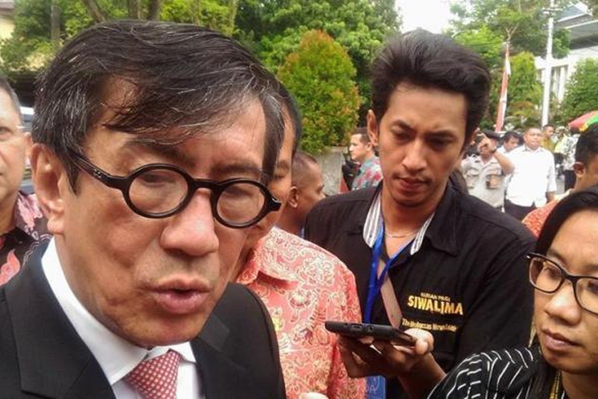 Menteri Hukum dan Hak Azasi Manusia, Yasona Laoly saat dicegat waratwan di depan Gedung Oikumene Ambon, Sabtu (19/11/2016)