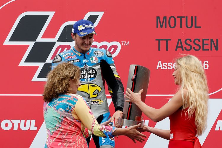 Pebalap EG 0,0 Marc VDS asal Australia, Jack Miller, bersiap menerima trofi setelah memenangi balapan GP Belanda di Sirkuit Assen, Minggu (26/6/2016).