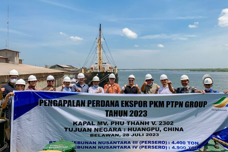 Holding Perkebunan Nusantara PTPN III (Persero) melakukan ekspor perdana palm kernel expeller senilai Rp 18,2 miliar ke China dari Pelabuhan Belawan, Sumatera Utara pada Jumat (28/7/2023). 