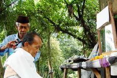 Cerita Pak Mansyur Jadi Tukang Cukur Selama 45 Tahun dengan Tarif Seikhlasnya