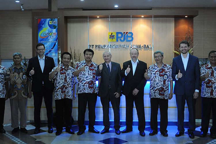 Direksi PT PJB berfoto bersama delegasi dari Republik Ceko di kantor PJB Surabaya, Selasa (29/03/2017).