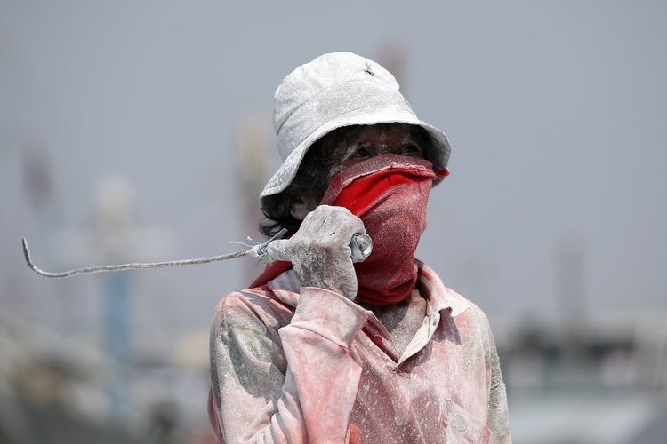 Buruh bongkar muat di Pelabuhan Sunda Kelapa, Jakarta, Selasa (31/7/2018). Buruh sektor informal adalah pekerja yang paling gampang terpapar berbagai risiko. Sayangnya, mereka juga merupakan kelompok yang paling tidak terlindungi. 