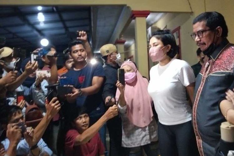 Nikita Mirzani saat memberikan keterangan usai keluar dari ruang pemeriksaan Satuan Reserse Kriminal Polresta Serang Kota