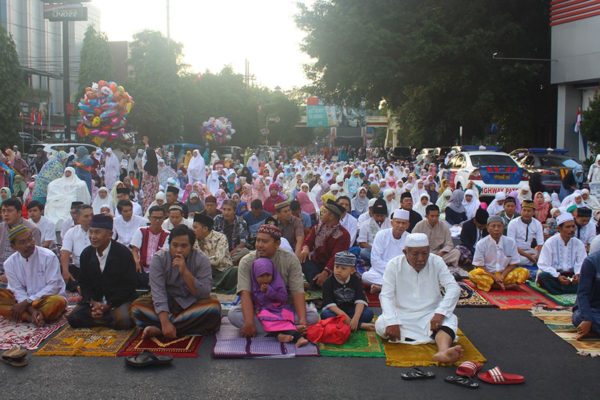 Ribuan Umat Muslim saat menjalankan Shalat Idul Adha 1440 H di Masjid Agung Jami Kota Malang, Minggu (11/8/2019). Masjid Agung Jami Kota Malang menjadi salah satu simbol kerukunan umat beragama karena di sampingnya terdapat tempat ibadah umat agama lain, yakni Gereja Protestan Indonesia bagian Barat (GPIB) Immanuel dan Gereja Katolik Hati Kudus Yesus Kayutangan.