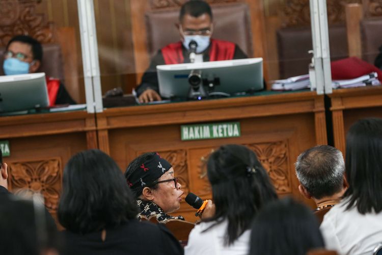 Ibunda Nofriansyah Yosua Hutabarat atau Brigadir J, Rosti Simanjuntak tak kuasa menahan amarah saat menjadi saksi kasus pembunuhan berencana terhadap anaknya dengan terdakwa Kuat Ma'ruf dan Ricky Rizal  di Pengadilan Negeri Jakarta Selatan, Rabu (2/11/2022). Sebanyak 12 orang saksi termasuk orangtua Brigadir J dihadirkan Jaksa Penuntut Umum (JPU).