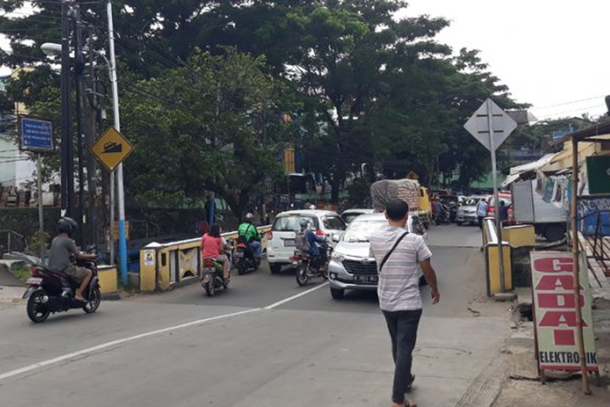 Ilustrasi penutupan Jalan Lapangan Tembak, Cibubur, Pasar Rebo, Jakarta Timur