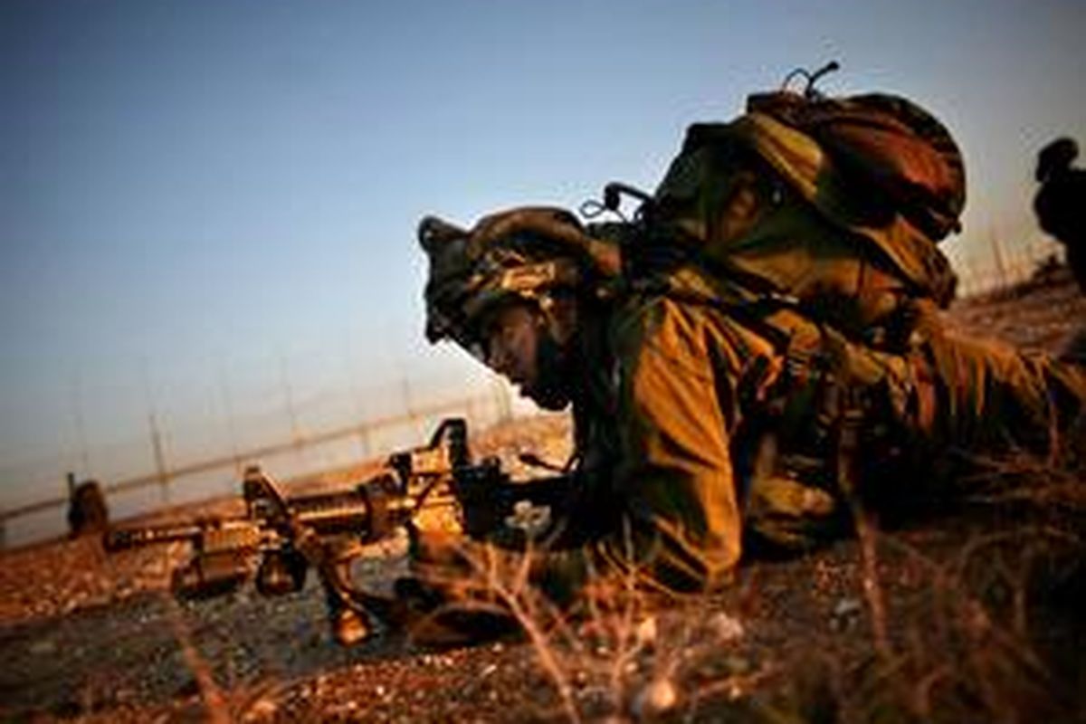 Tentara infanteri Israel menyerbu kota Gaza, Sabtu (3/1).