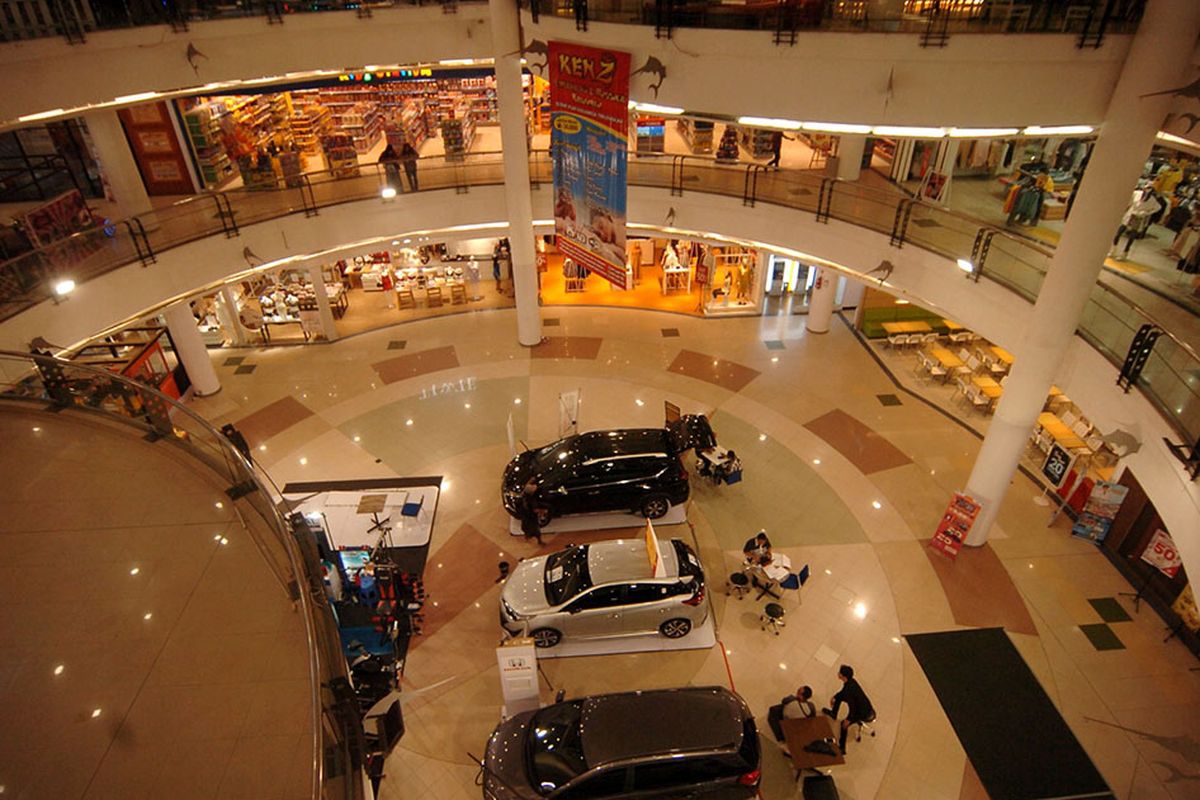 Suasana mall yang terlihat sepi pengunjung di Tegal, Jawa Tengah, Selasa (17/3/2020). Sejak adanya himbauan dari Pemerintah Kota Tegal pada Senin (17/3/2020) tentang larangan mengunjungi tempat keramaian seperti mall, bioskop, dan tempat wisata mengakibatkan pengunjung mall menurun drastis.