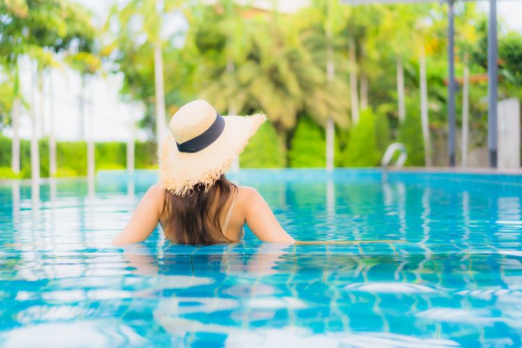 5 Rekomendasi Sunscreen Waterproof untuk Berenang, Tahan Air dan Keringat