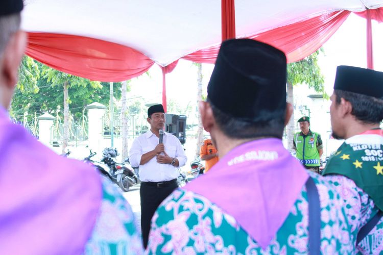 Wali Kota Semarang Hendrar Prihadi memberangkatkan 1.919 calon jamaah haji dari Kota Semarang yang terbagi ke dalam 6 kelompok terbang pada 5 dan 6 Agustus 2018.