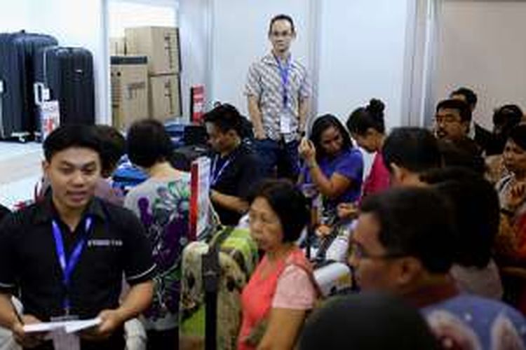 Suasana salah satu stan penjualan koper di Kompas Travel Fair (KTF) di Jakarta Convention Center, Jakarta, Jumat (2/9/2016). Sebanyak 12 maskapai penerbangan, 22 agen perjalanan, 2 cruise, hotel, perusahaan asuransi, travel apps, dan brand aksesori ikut serta pada KTF tahun ini. Pameran berlangsung 2-4 September.