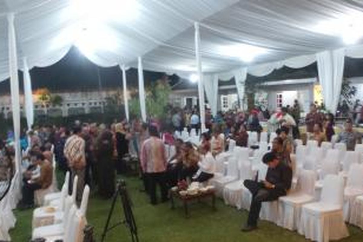 Suasana halal bihalal di rumah dinas Gubernur DKI Jakarta Basuki Tjahaja Purnama di Taman Suropati, Menteng, Jakarta Pusat. Sabtu (25/7/2015).