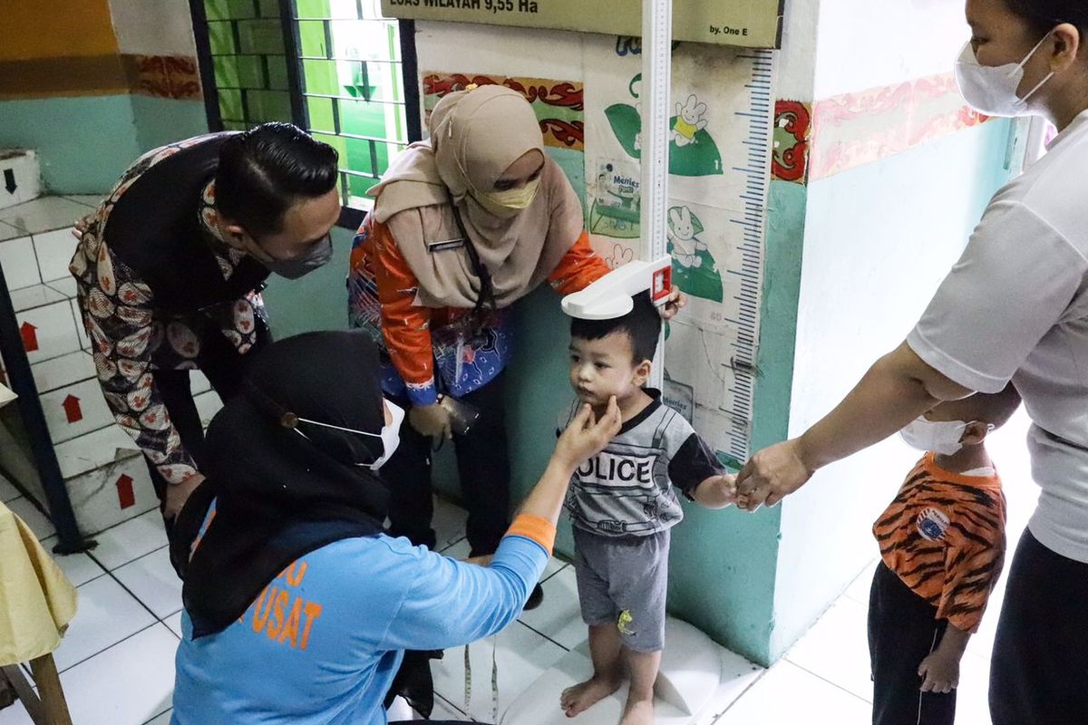 Kelurahan Karet Tengsin bersama Puskesmas Karet Tengsin menggelar posyandu untuk mengimunisasi dan validasi stunting untuk balita di Pos Sekretariat 07, Karet Tengsin, Jakarta Pusat, Kamis (11/8/2022).