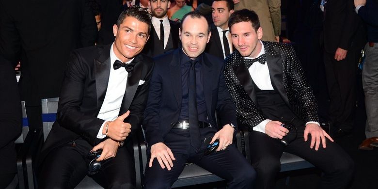Finalis Ballon d'Or (LR) Pemain depan Real Madrid Portugal Cristiano Ronaldo, pemain tengah Barcelona Andres Iniesta dan pemain depan Argentina Barcelona Lionel Messi berpose sebelum dimulainya upacara penghargaan Ballon d'Or FIFA di Kongresshaus di Zurich pada 7 Januari 2013 .