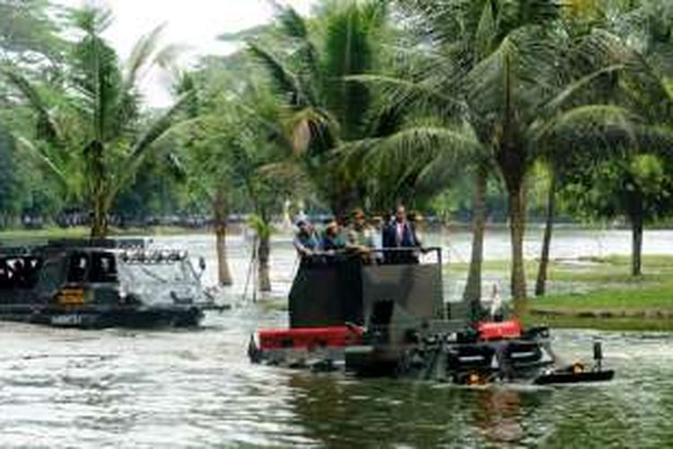 Presiden Jokowi didampingi Panglima TNI, Kepala Staf TNI, dan Kapolri naik kendaraan Amphibi Anoa, menuju lokasi Rapim TNI 2017, di Mabes TNI Cilangkap, Jakarta, Senin (16/1/2017) pagi.