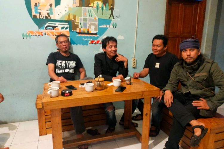 Diskusi terkait bencana banjir yang digelar oleh Kelompok Kajian Masyarakat Peduli Bencana di kedai kopi Kopituin, Selasa (19/07/2022) malam