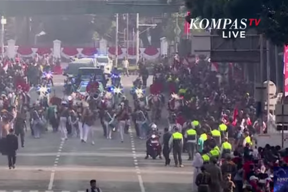 Bangun Lebih Pagi dan Dandan demi Nonton Kirab Bendera, Warga: Seniat Itu...