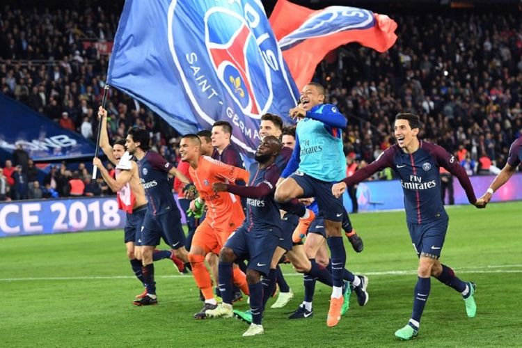 Para pemain PSG merayakan keberhasilan menjadi juara Ligue 1 musim 2017-2018 seusai menang telak atas rival terdekat, AS Monaco, di Stadion Parc des Princes, Minggu (15/4/2018). 
