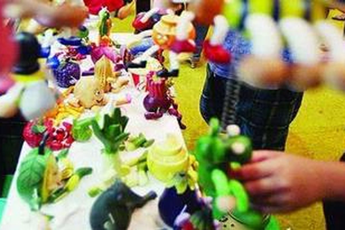 Pengunjung berburu beragam kerajinan yang dipamerkan di arena gelaran Inacraft 2010. 