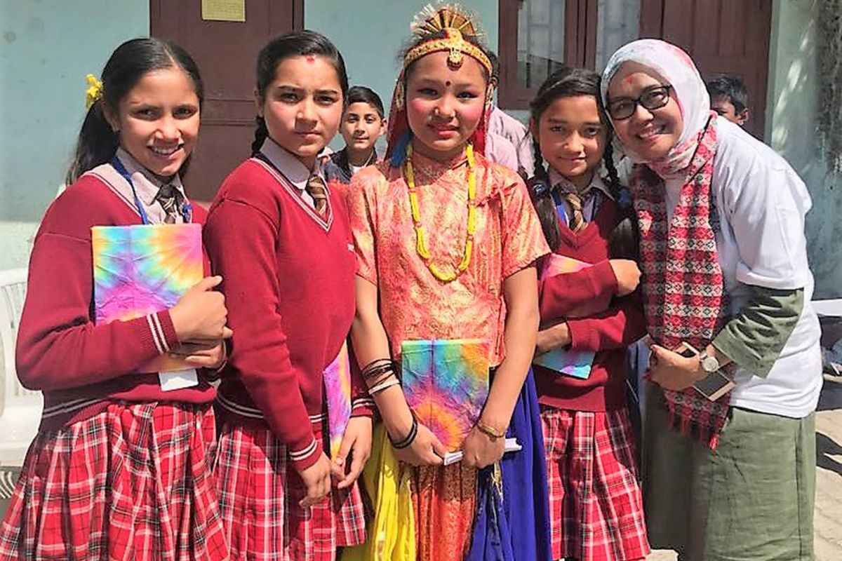 Anak-anak sekolah di Kathmandu bersama Rika Anggraini, GM Corporate Affairs and Sustainability Body Shop Indonesia, Rabu (7/3/2018)