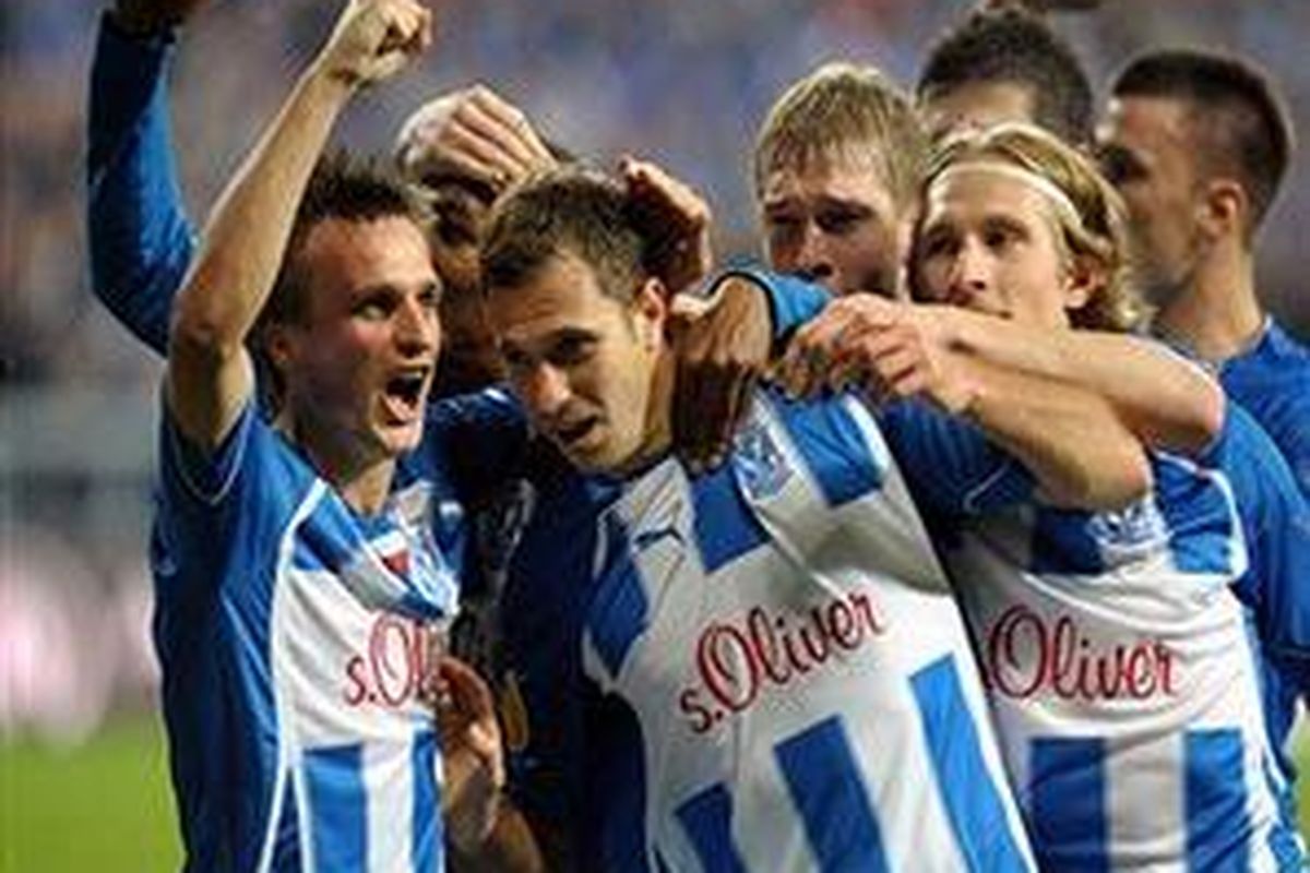 Gelandang Lech Poznan, Dimitrije Injac (tengah) dirangkul rekan-rekannya usai menjebol gawang Manchester City, pada lanjutan fase Grup-A, Liga Europa, Kamis (4/11/2010).
