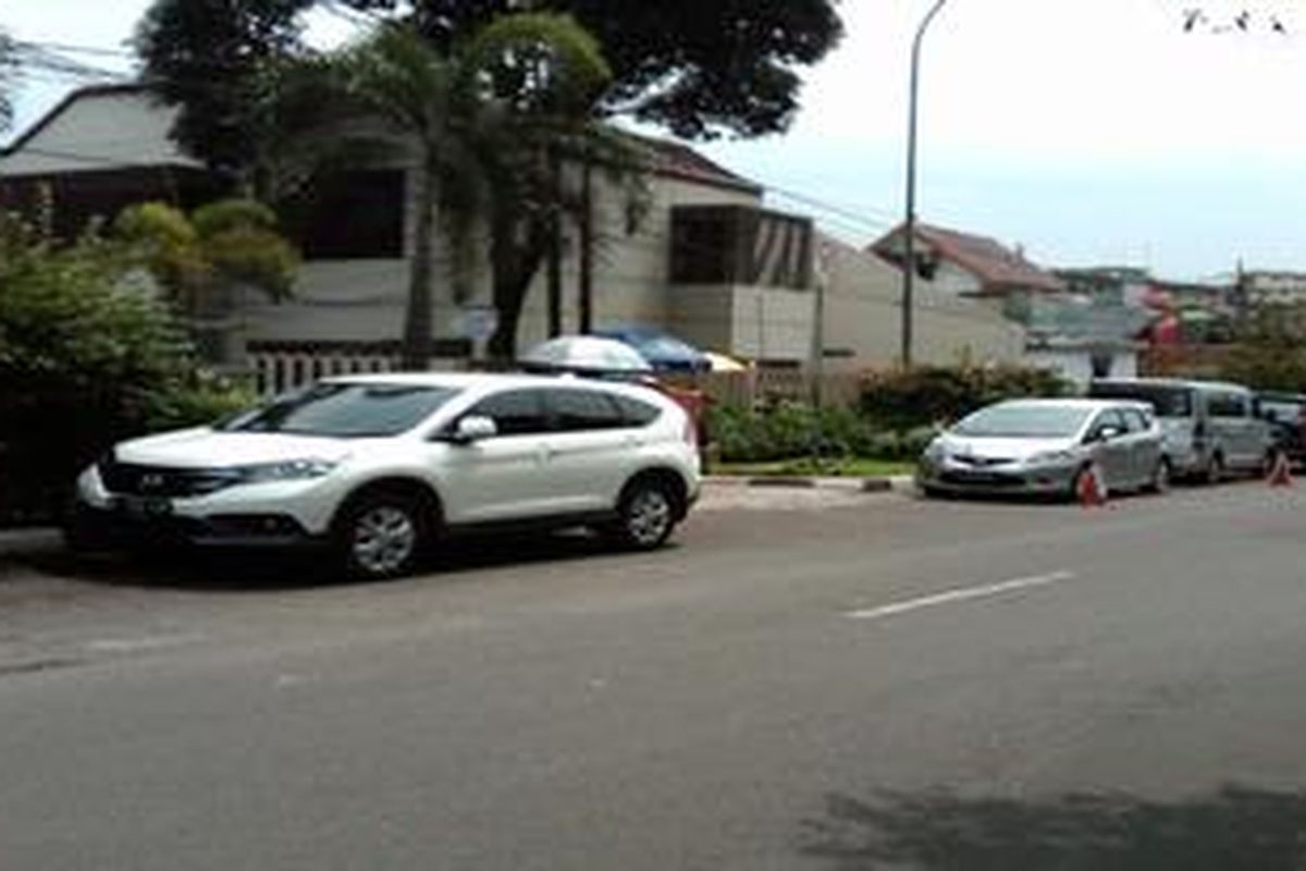 Sejumlah kendaraan roda empat milik warga di Jalan Nipah I, Petogogan, Kebayoran Baru, Jakarta Selatan yang diparkirkan di pinggir jalan akibat ketiadaan tempat parkir di kediaman