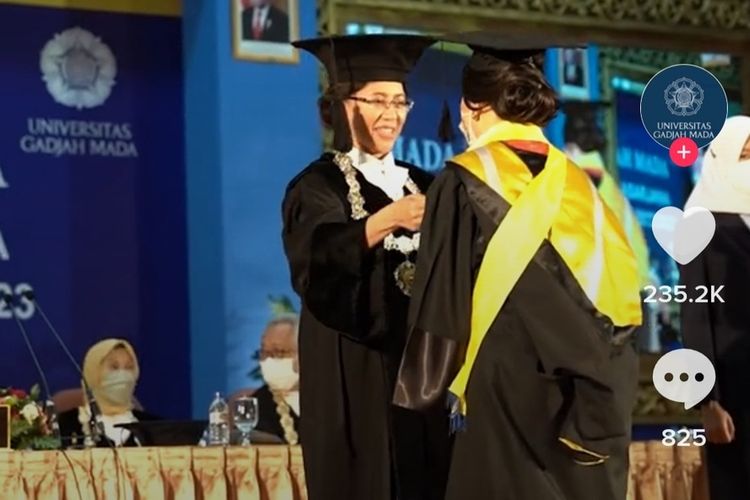 Tangkapan layar Akun Tiktok UGM yang mengunggah video moment saat Rektor UGM Prof Ova Emilia mewisuda putrinya He Yeon Asva Nafaisa.