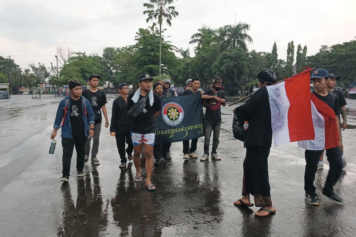 Pegiat budaya pegiat budaya asal Kabupaten Blitar, yang tergabung dalam Paguyuban Balitara Nusantara setibanya di Stadion Kanjuruhan setelah melakukan long march dari Blitar ke Stadion Kanjuruhan, Selasa (8/11/2022).