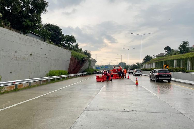 Pihak yang berwenang masih menangani longsornya tebing atau Dinding Penahan Tanah (DPT) pembatas di pinggir jalan Tol Serpong-Cinere arah ke GT Limo Utama sepanjang kurang lebih 25 meter, yang terjadi pada Sabtu (2/11/2024).