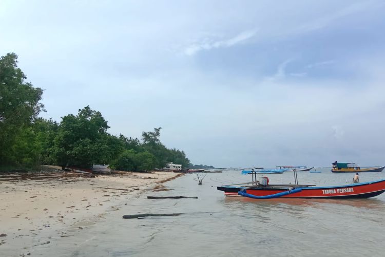Ket. Foto: Suasana di pesisir desa Sadulang yang tenang